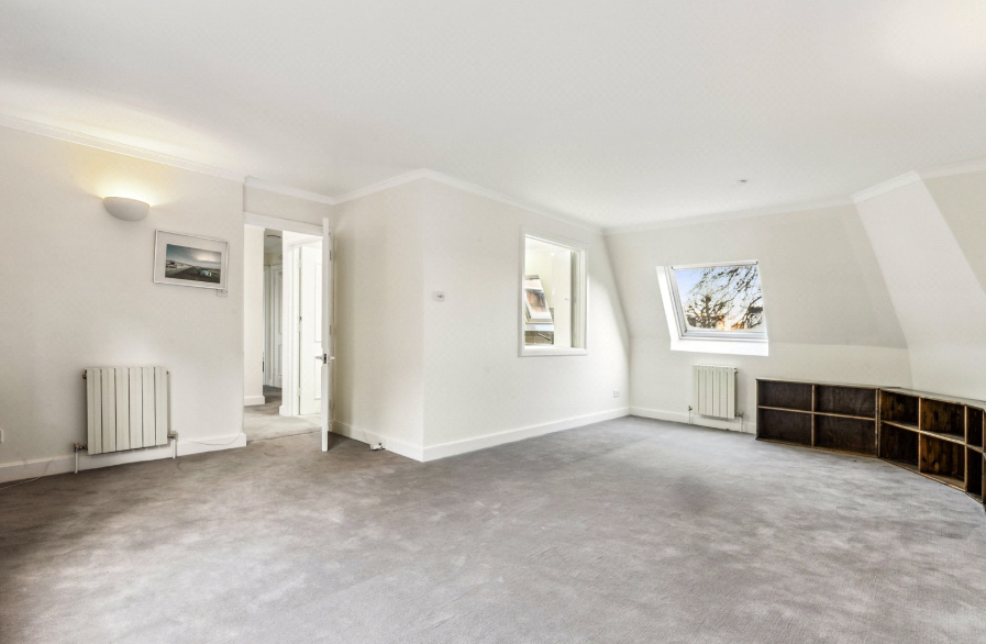 Flat Blythe Road in Greater London