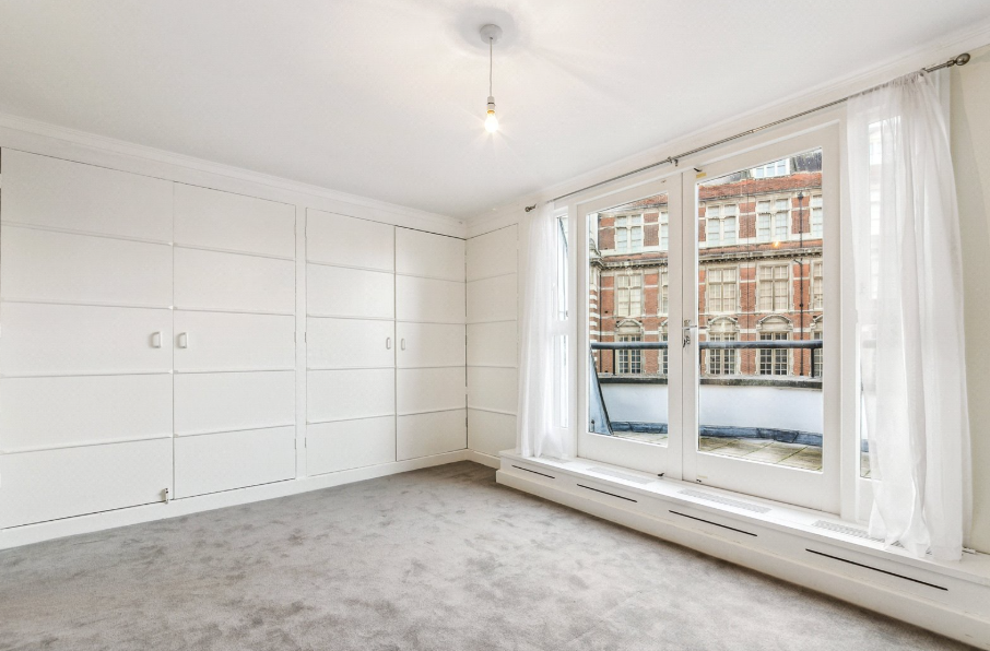 Flat Blythe Road in Greater London
