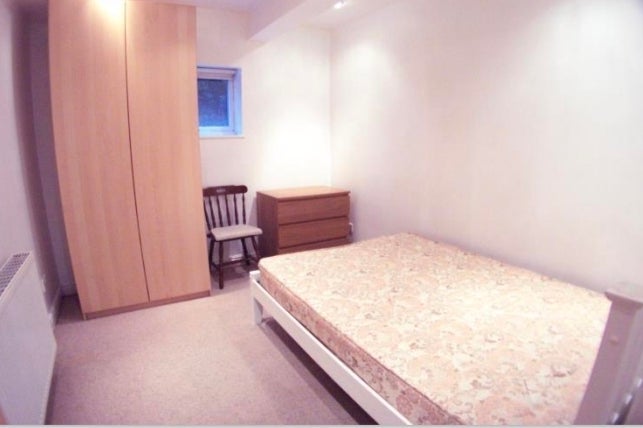 Room Bainbrigge Road in Leeds