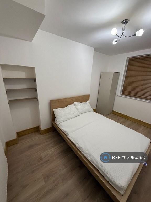 Room Pennine Drive in Greater London