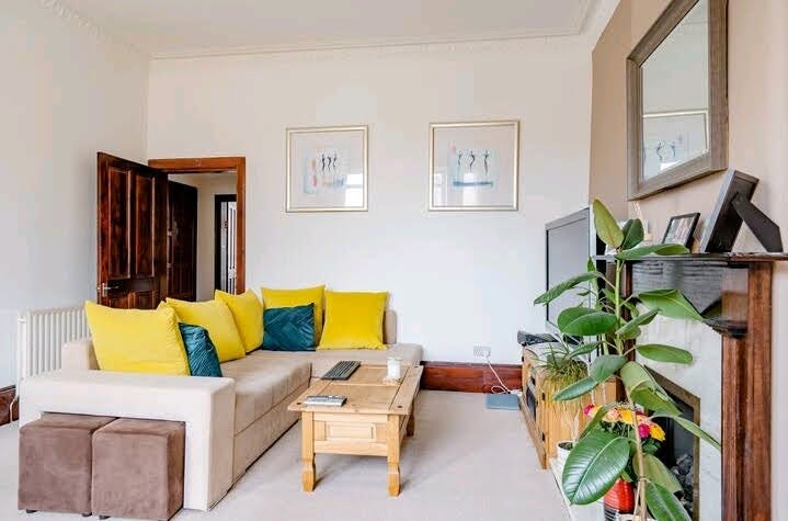Room Whitehill Street in Glasgow