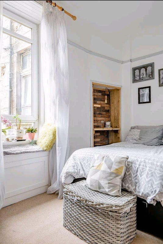 Room Whitehill Street in Glasgow
