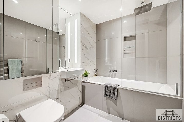 Flat South Quay Walk in Greater London