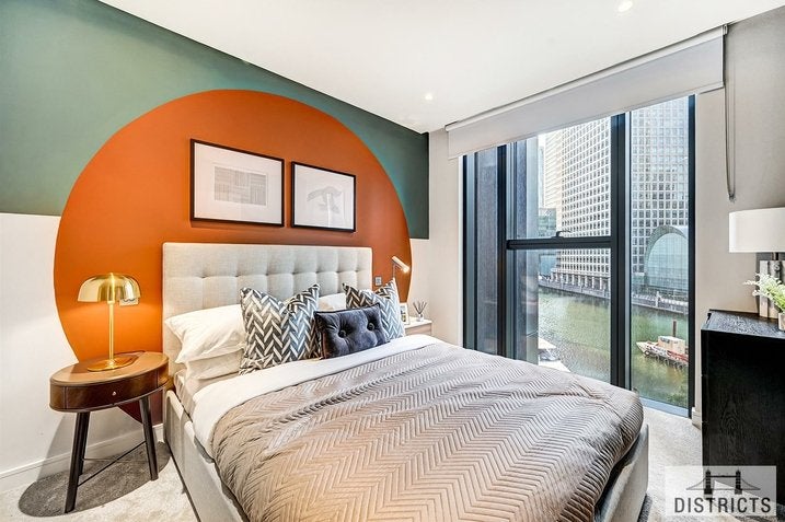 Flat South Quay Walk in Greater London
