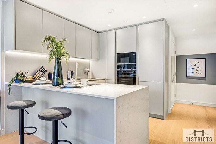 Flat South Quay Walk in Greater London