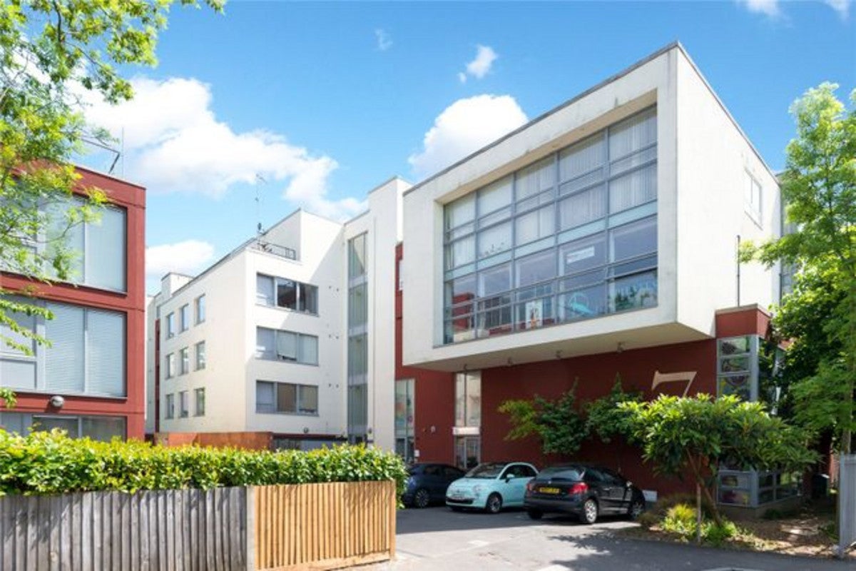 Flat Elm Grove in Greater London