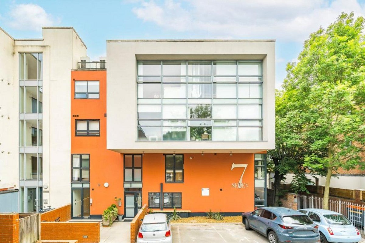 Flat Elm Grove in Greater London