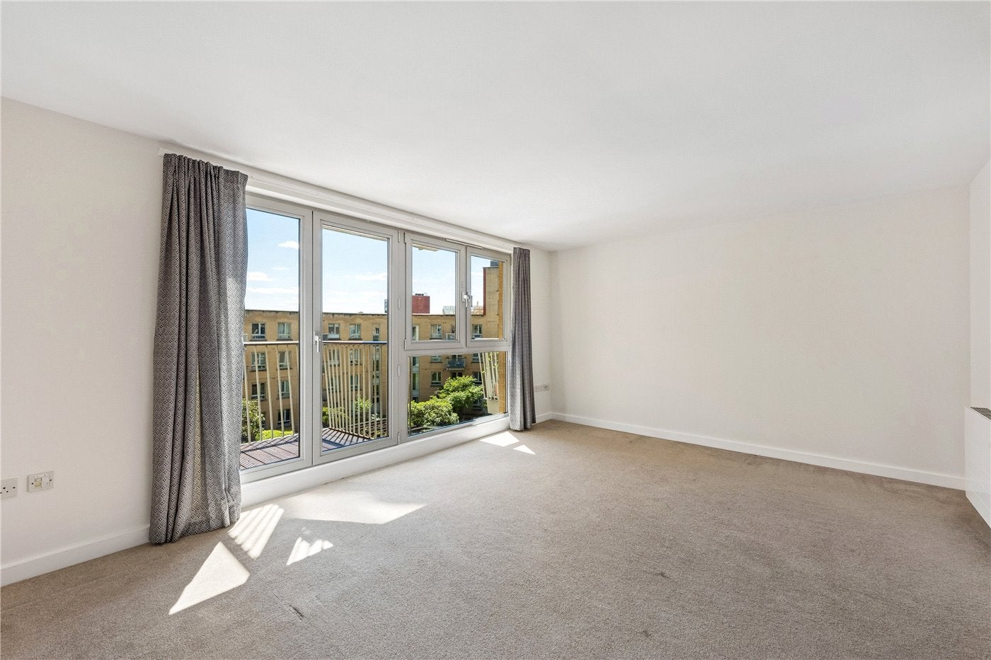 Flat Eden Grove in Greater London