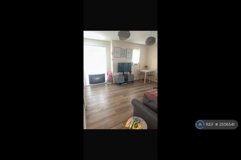 Flat Arisdale Avenue in South Ockendon