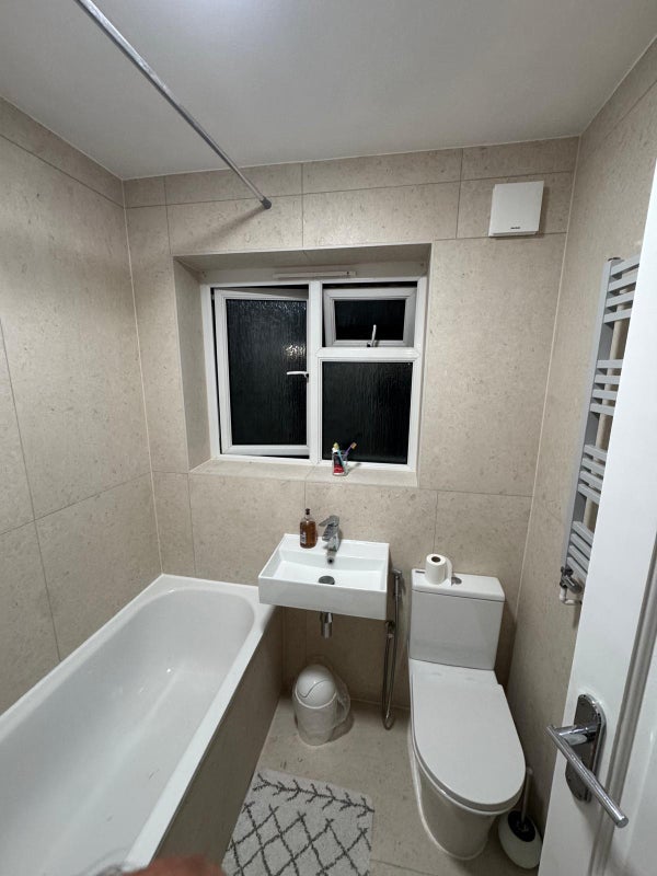 Room Mercers Close in Greater London