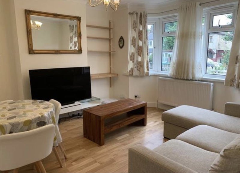 Room Mercers Close in Greater London