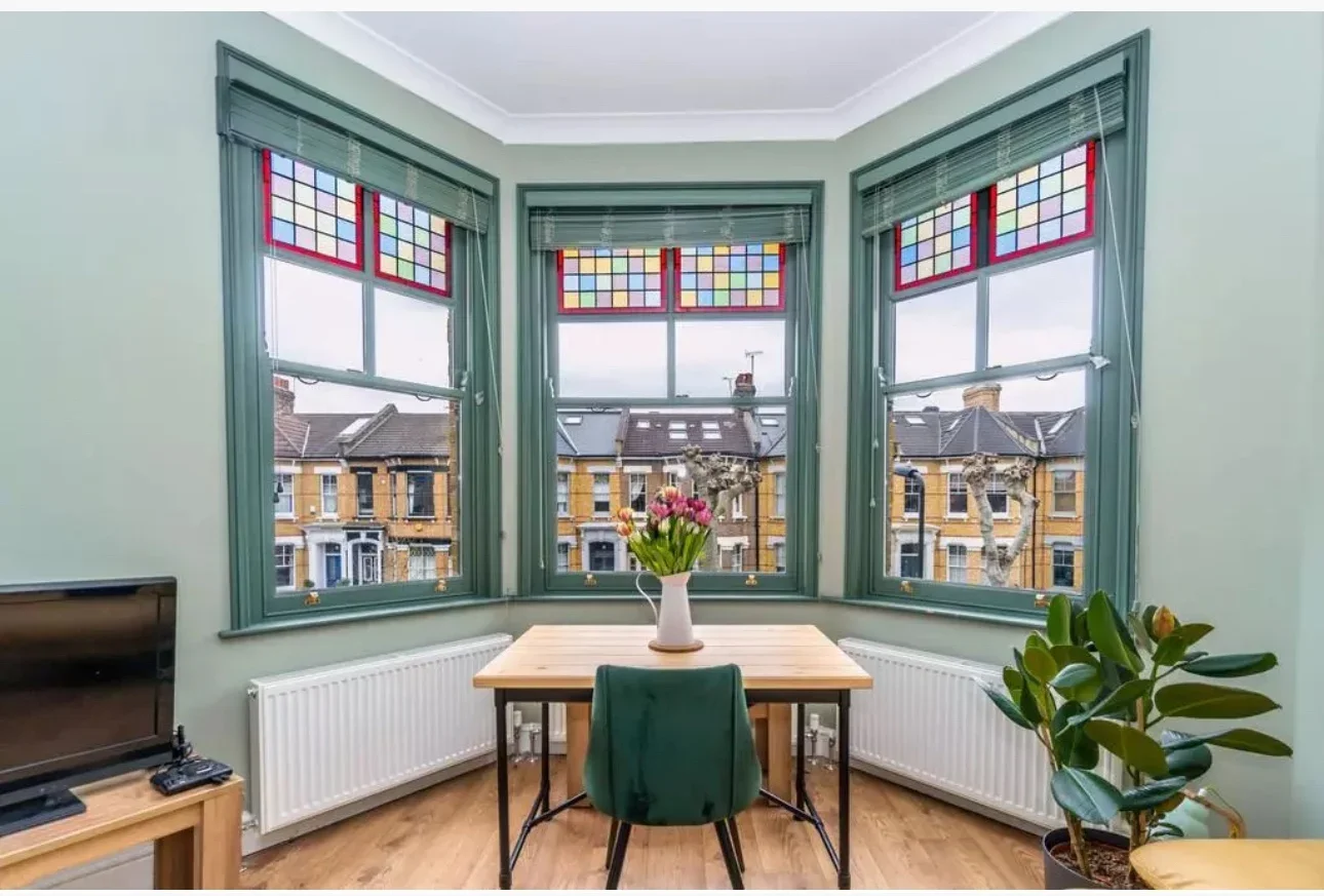 Flat Mildenhall Road in Greater London