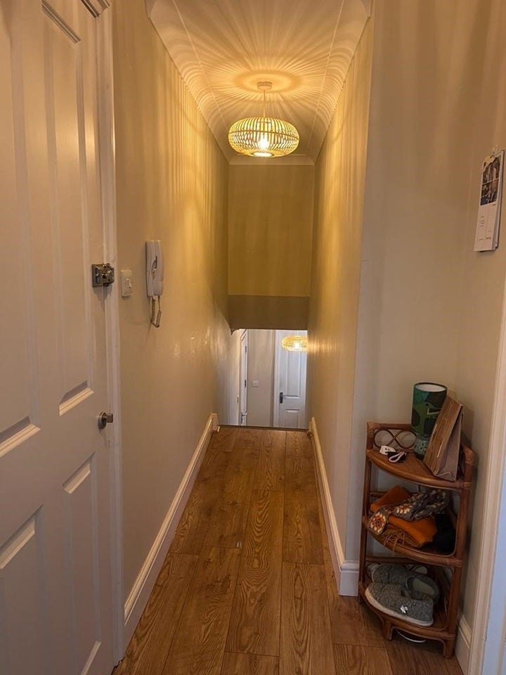 Flat Mildenhall Road in Greater London