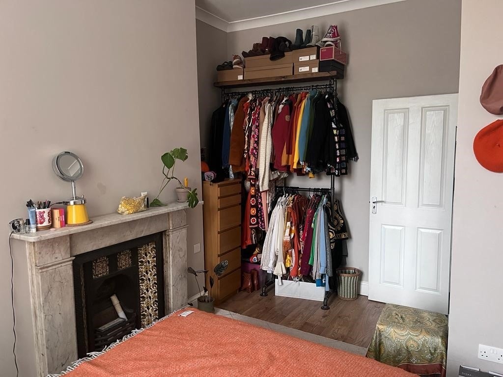 Flat Mildenhall Road in Greater London