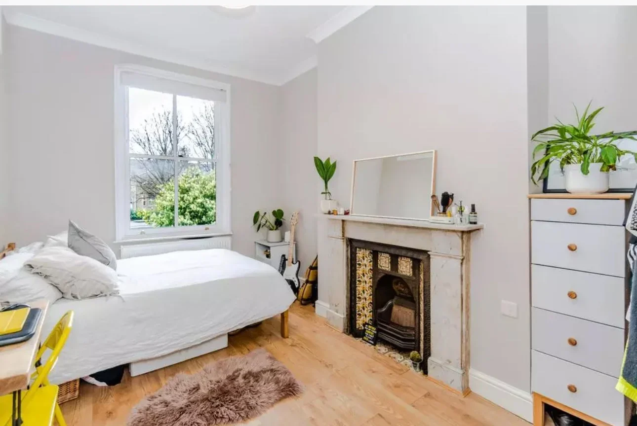 Flat Mildenhall Road in Greater London