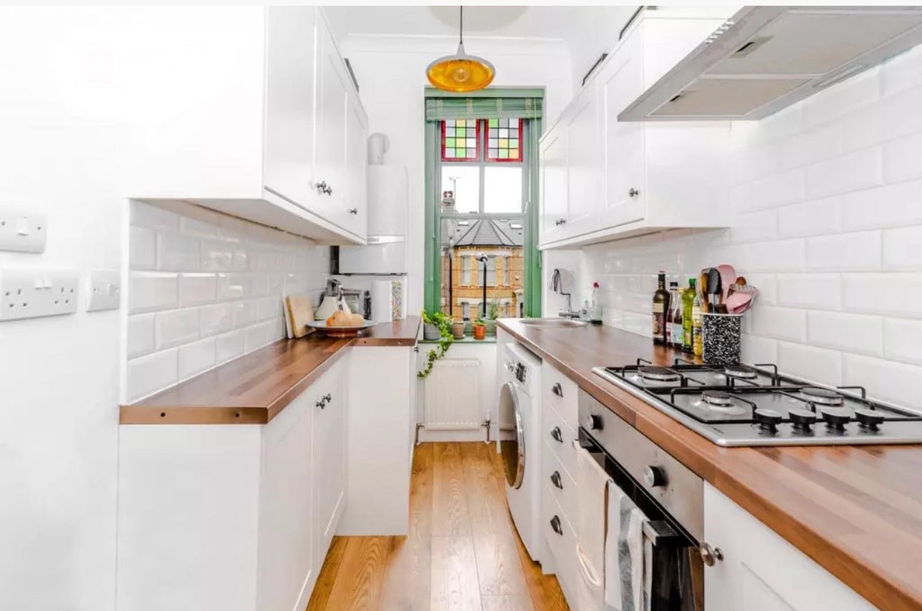 Flat Mildenhall Road in Greater London