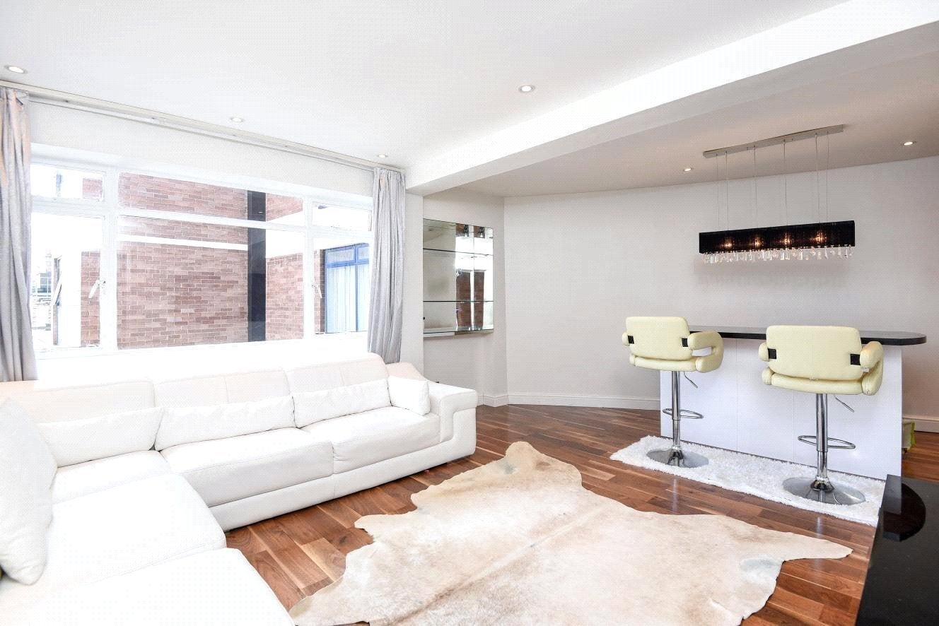 Flat Ovington Gardens in Greater London