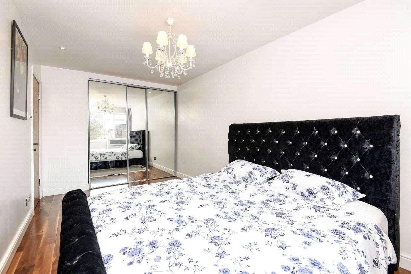 Flat Ovington Gardens in Greater London