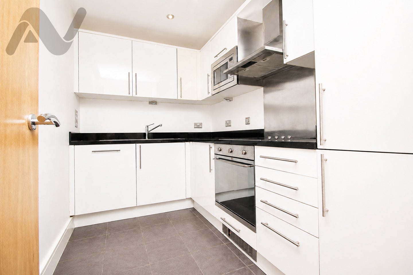 Flat Drayton Park in Greater London