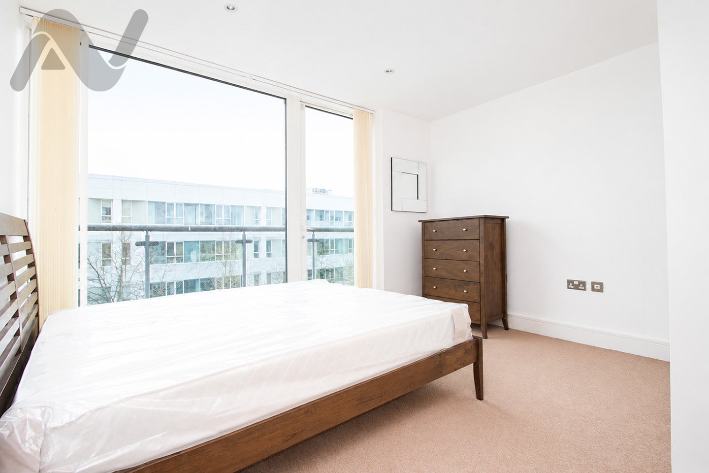 Flat Drayton Park in Greater London