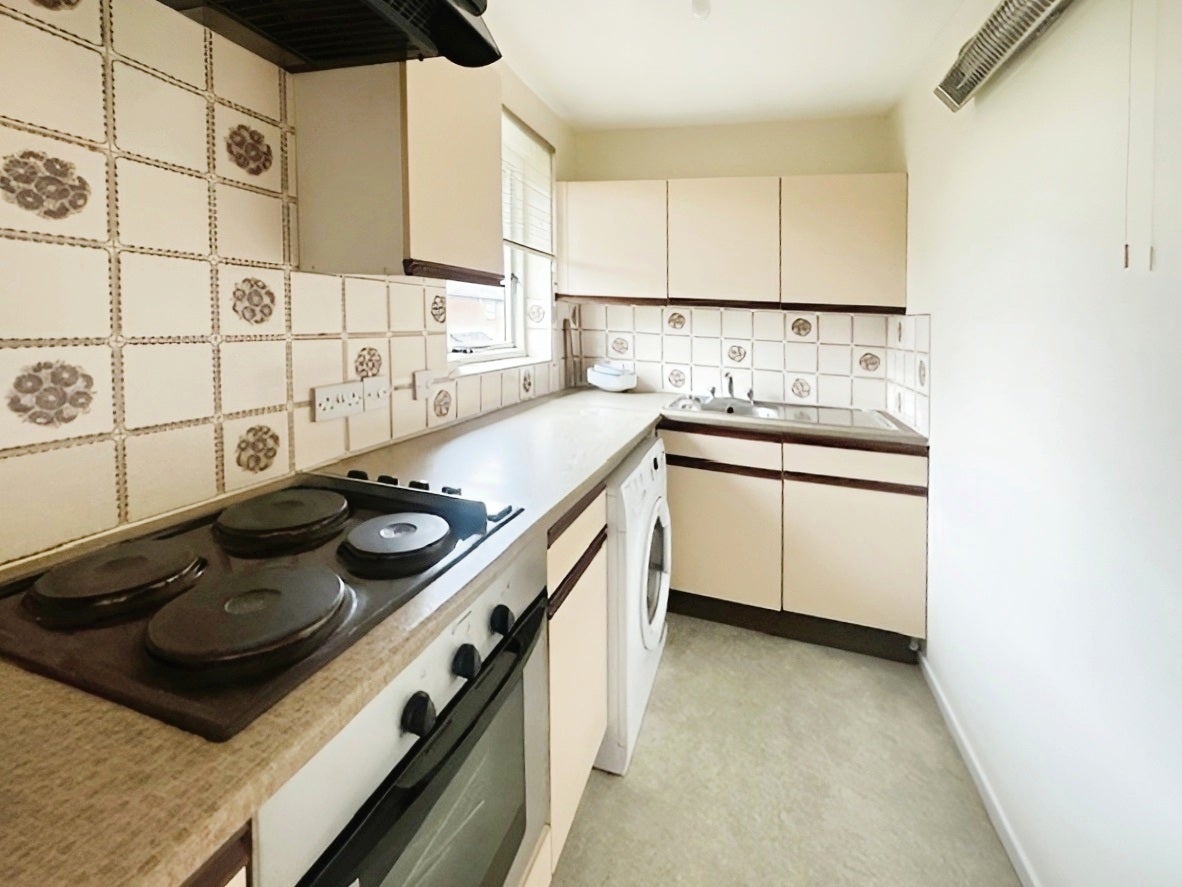 Room Hellyer Way in Wooburn