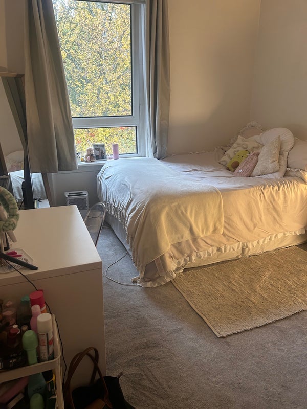 Room Pleasance Street in Glasgow
