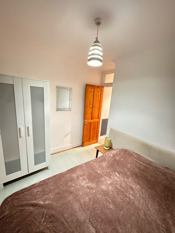 Room Roberts Road in Greater London