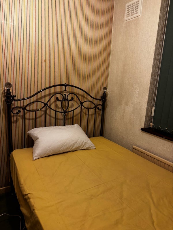 Room Merrimans Road in Bristol