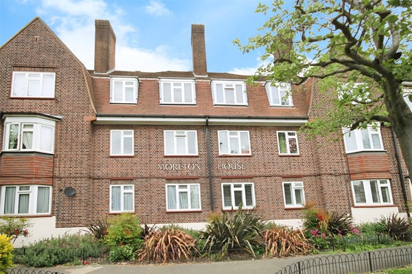 Flat Garratt Lane in London