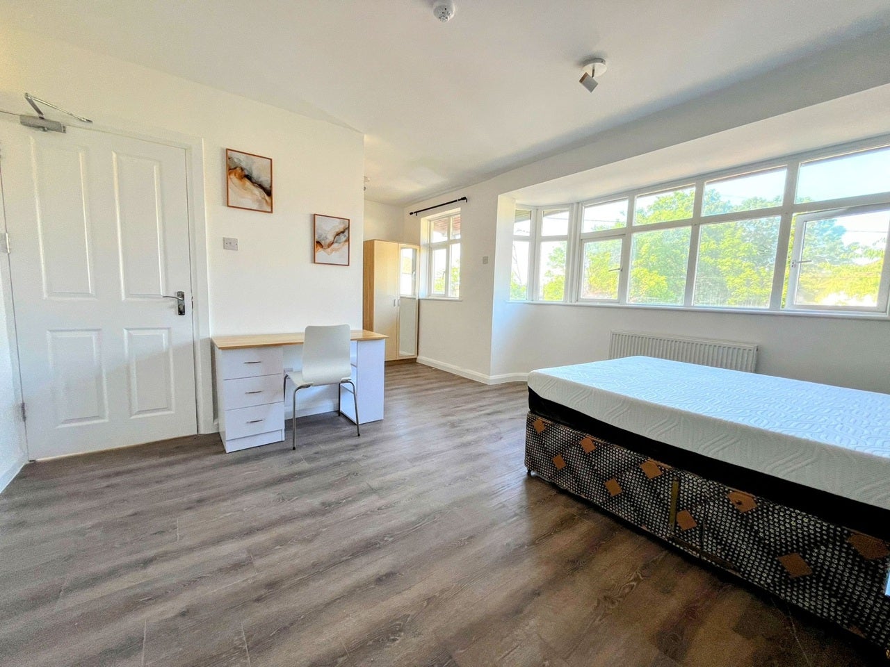 Room Manor Drive North in Greater London