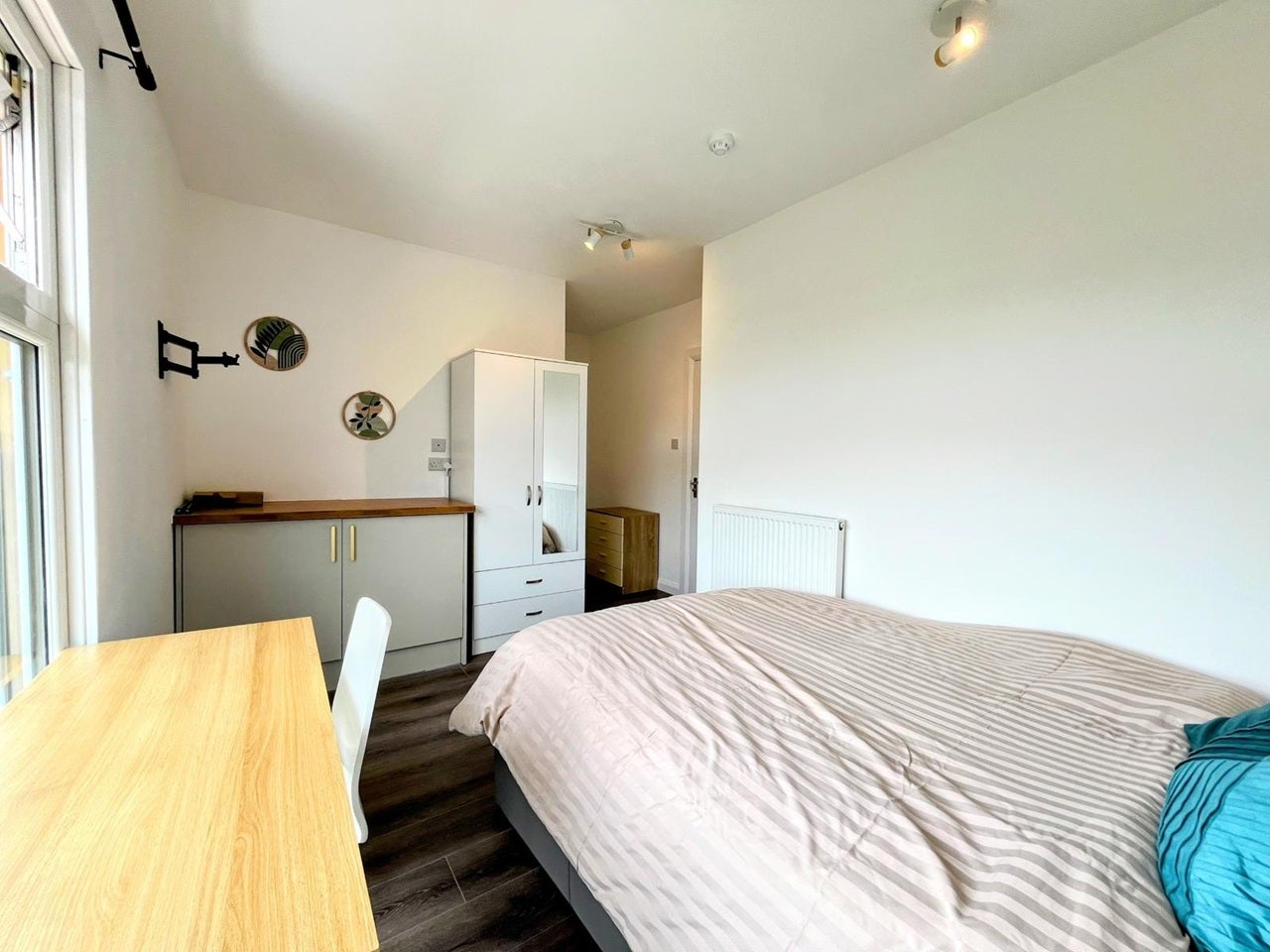 Room Manor Drive North in Greater London
