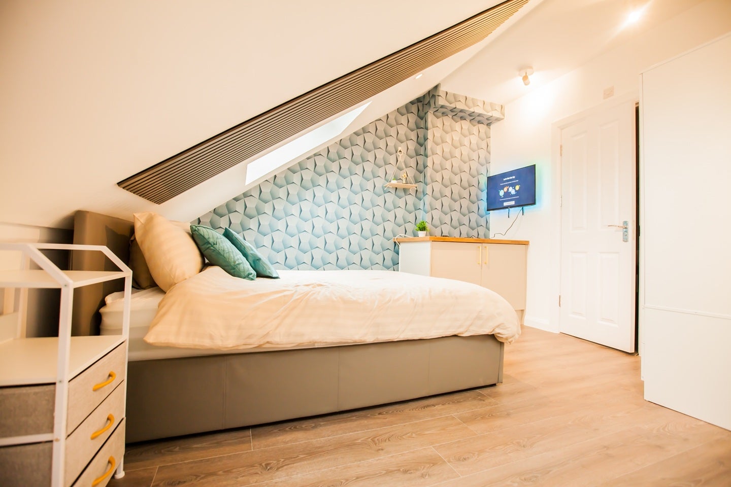 Room Manor Drive North in Greater London