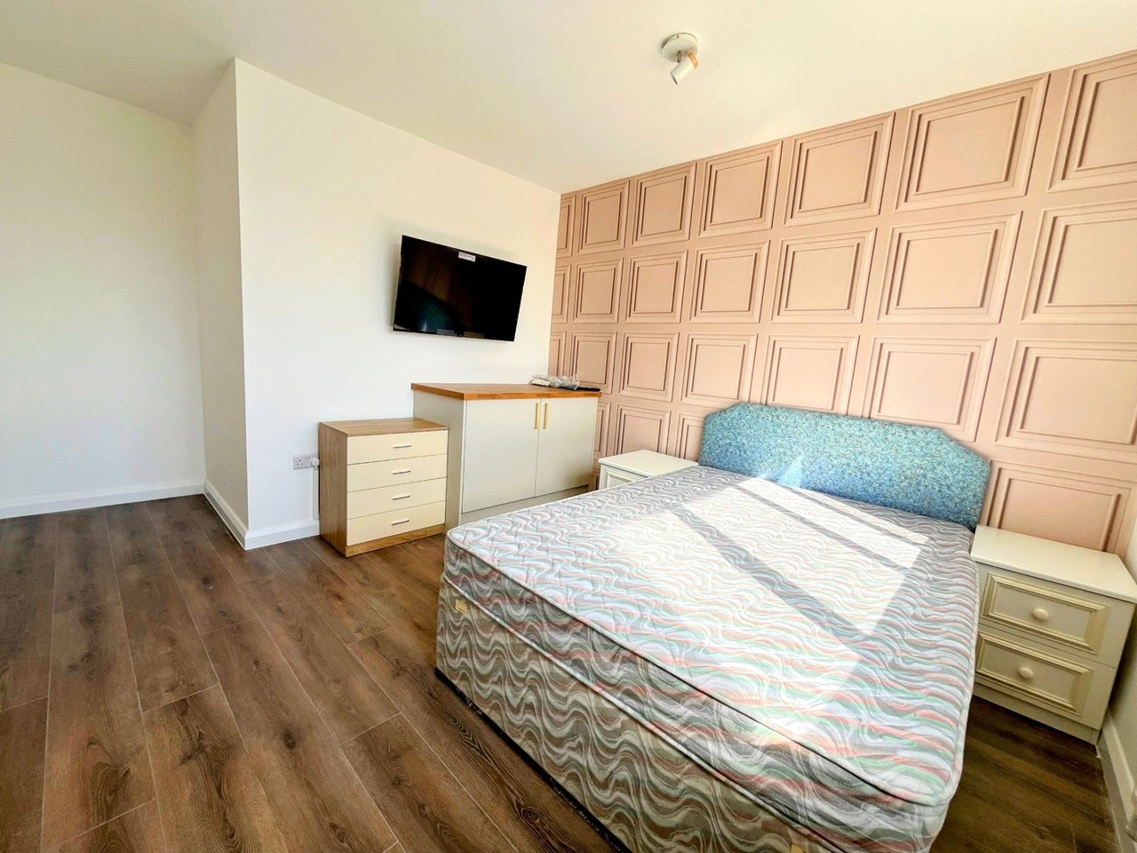 Room Manor Drive North in Greater London