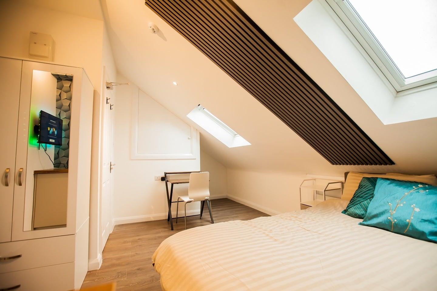 Room Manor Drive North in Greater London