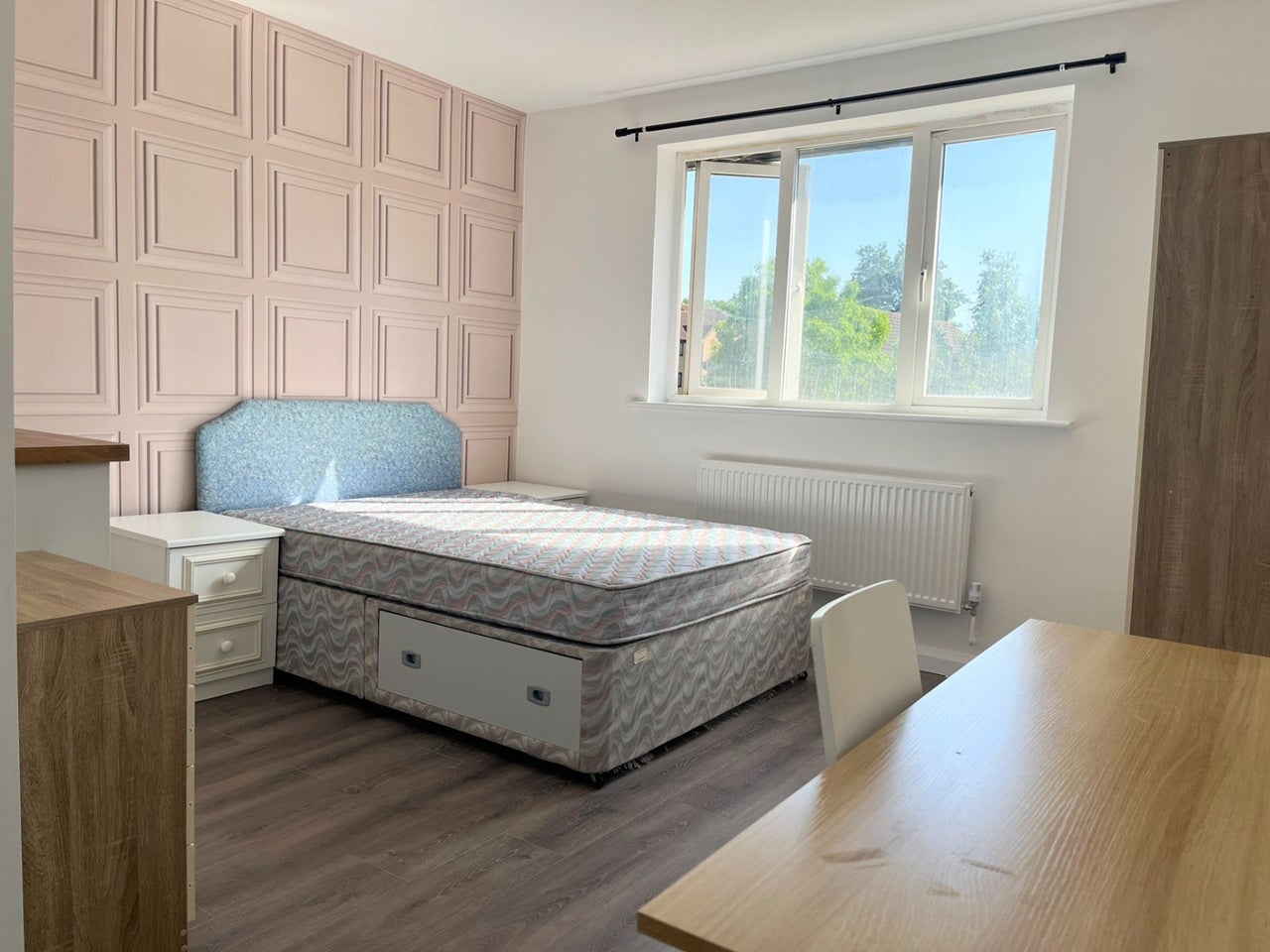 Room Manor Drive North in Greater London