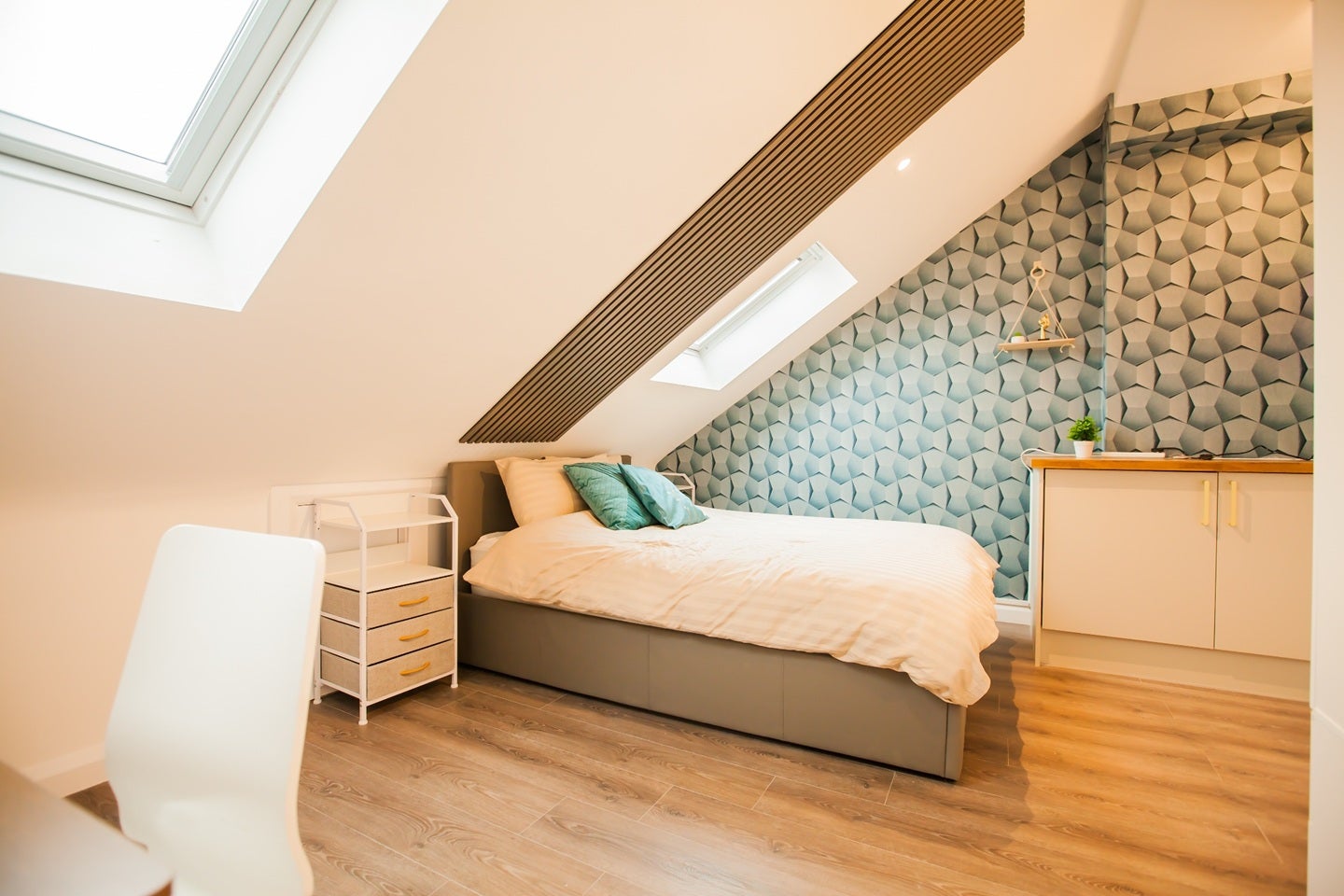 Room Manor Drive North in Greater London