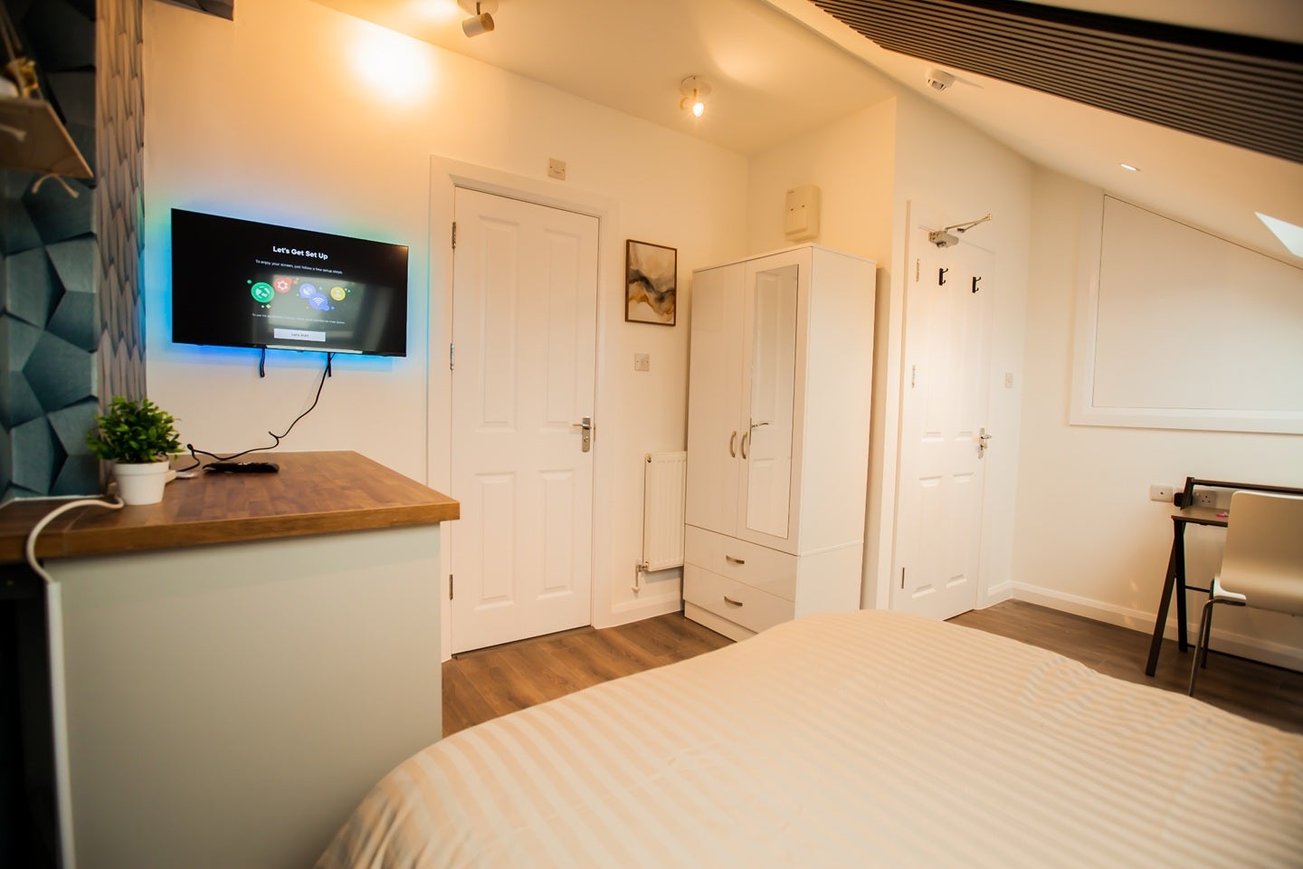 Room Manor Drive North in Greater London
