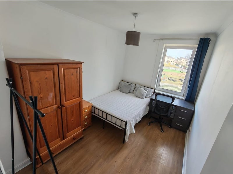 Room Loaning Crescent in City of Edinburgh