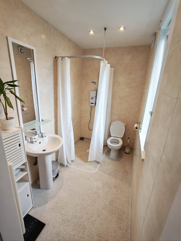 Room Loaning Crescent in City of Edinburgh