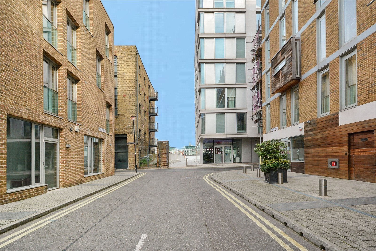 Flat Chambers Street in Greater London