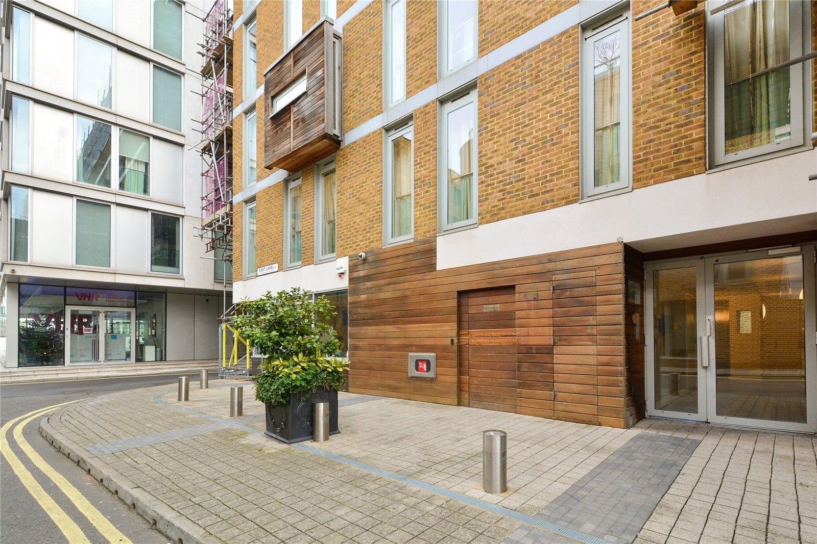 Flat Chambers Street in Greater London