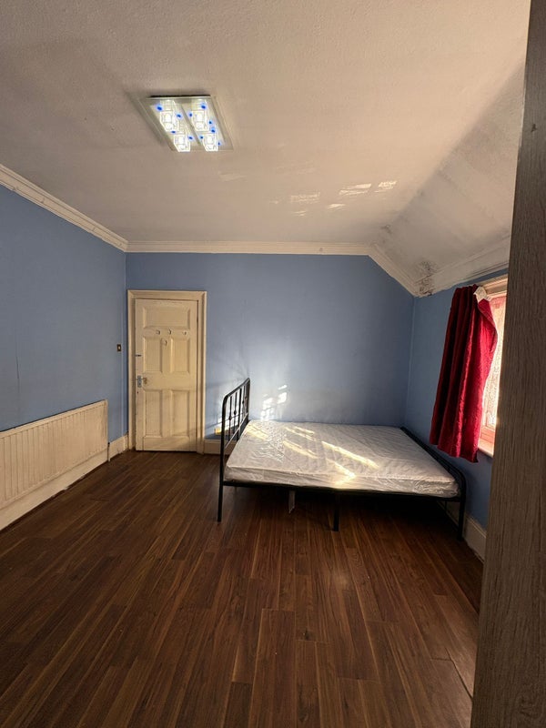 Room Stanley Avenue in Greater London