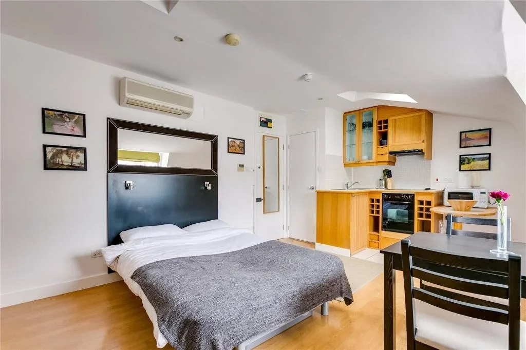 Flat Gloucester Street in City of Westminster