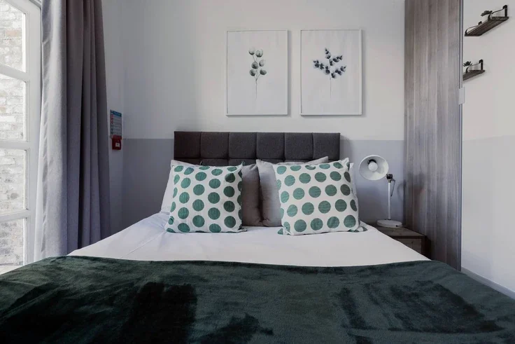 Flat Nevern Road in Greater London