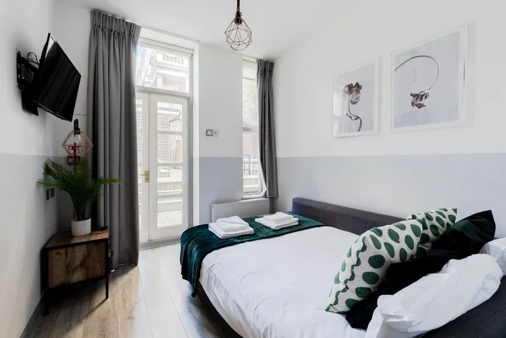 Flat Nevern Road in Greater London