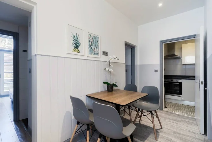 Flat Nevern Road in Greater London
