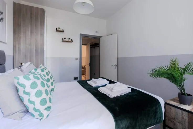 Flat Nevern Road in Greater London