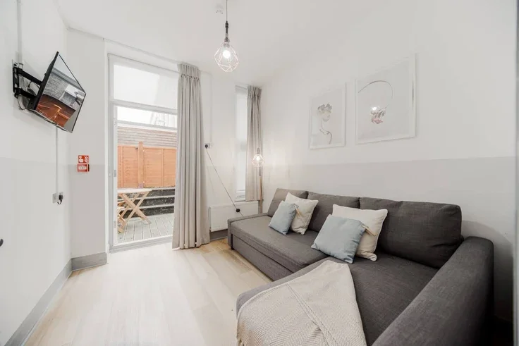 Flat Nevern Road in Greater London