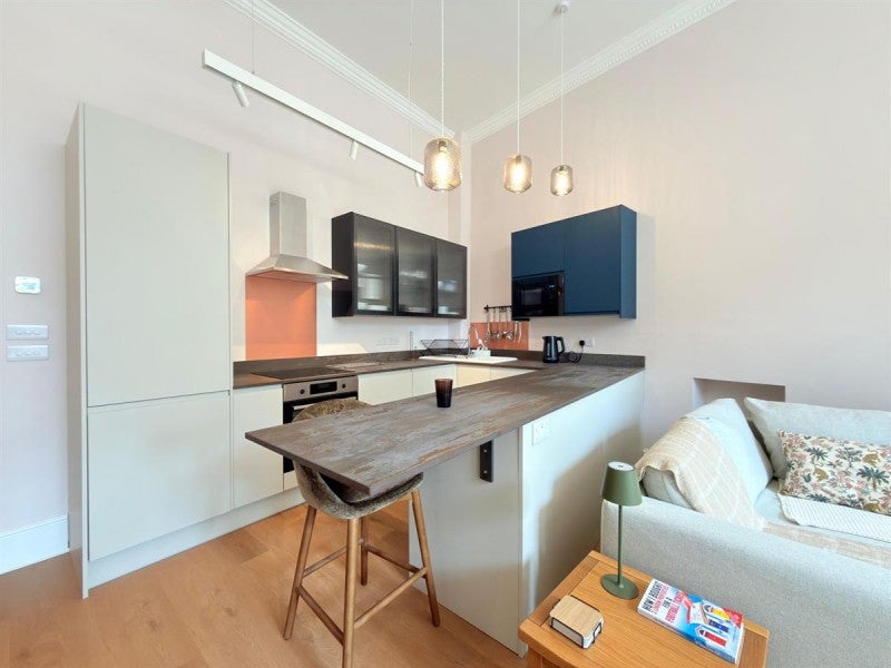 Flat Earl's Court Road in Greater London