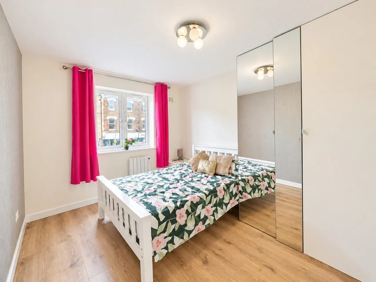 Flat Brunel Court in Greater London